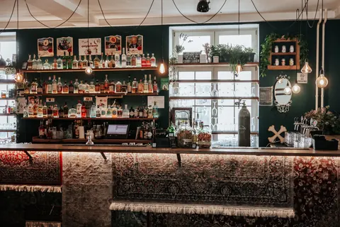 Širok pogled na bar Zorice